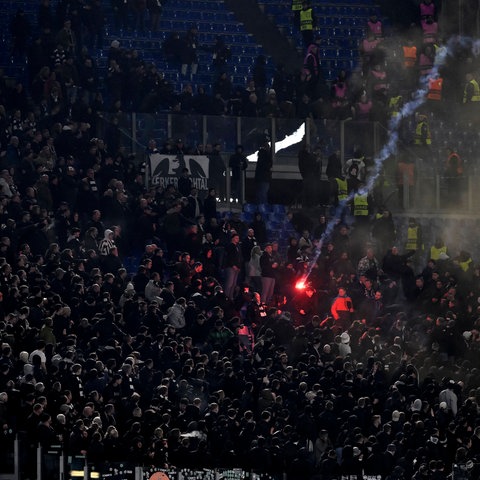 Leuchtrakete fliegt in den Eintracht-Block.