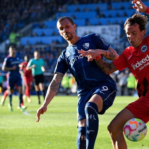  Simon Zoller (VfL Bochum) und Luca Pellegrini (Eintracht Frankfurt)