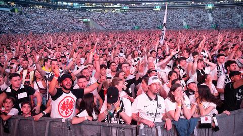 Eintracht-Fans sehen beim Public Viewing im Frankfurter WM-Stadion den Sieg ihrer Mannschaft im Europa-League-Finale