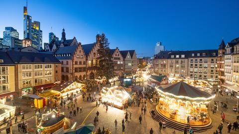 Der Weihnachtsmarkt in Frankfurt aus der Vogelperspektive betrachtet