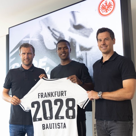 Markus Krösche und Timmo Hardung mit Neuzugang Davis Bautista