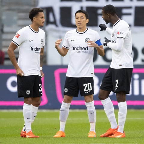 Eintracht-Abwehr unter sich: Tuta, Hasebe und N’Dicka