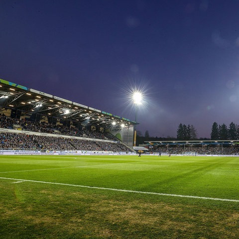 Das Stadion am Böllenfalltor unter Flutlicht