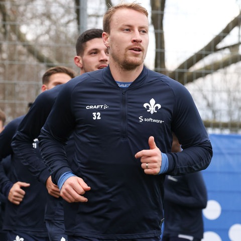 Fabian Holland führt die Laufgruppe im Training der Lilien an.