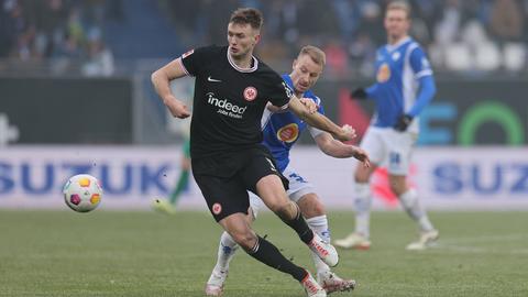 Sasa Kalajdzic im Zweikampf mit Fabian Holland im Hessen-Derby