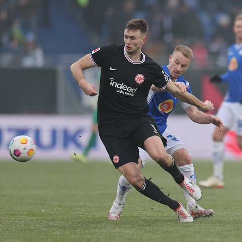 Sasa Kalajdzic im Zweikampf mit Fabian Holland im Hessen-Derby