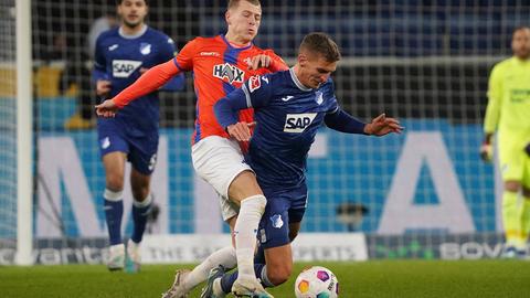 Tim Skarke im Duell mit Grischa Prömel.