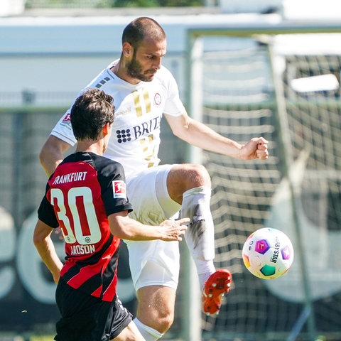 Lange umkämpft: Eintrachts Paxton Aaronson (li.) gegen Wiebadens Alexsandar Vukotic