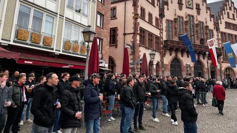 Fans von Ajax Amsterdam in Frankfurt auf dem Römerberg