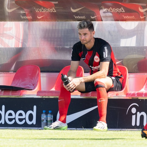 Lucas Alario sitzt bei einem Testspiel auf der Auswechselbank.