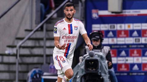 Aouar trägt aktuell das Trikot von Lyon.