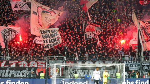 Eintracht-Fans entzünden bengalische Feuer im Spiel gegen Bremen