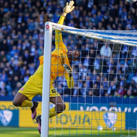 Eintracht-Keeper Kaua Santos zeigt eine von vielen spektakulären Paraden beim Sieg in Bochum.