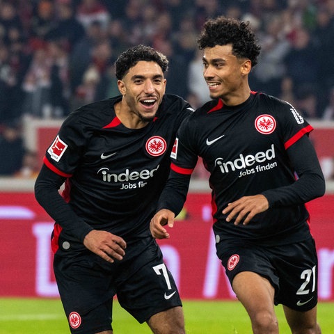 Nathaniel Brown (Eintracht Frankfurt), Jubel und Freude bei Omar Khaled Marmoush 