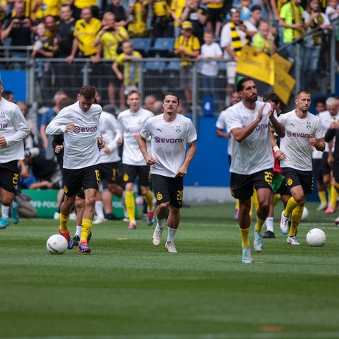 Die Spieler des BVB laufen beim Pokalspiel in Lübeck ein