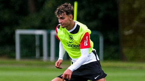 Can Uzun beim Trainingsauftakt der Eintracht.