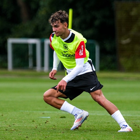 Can Uzun beim Trainingsauftakt der Eintracht.