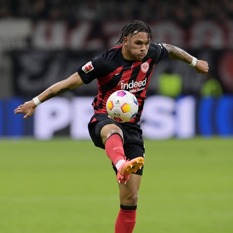 Nnamdi Collins von Eintracht Frankfurt im Training mit Makoto Hasebe.