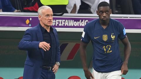 Franksreichs Trainer Didier Deschamps steht neben Randal Kolo Muani.