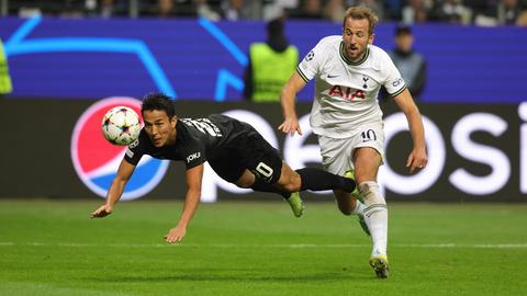 Hasebe von Eintracht Frankfurt im Duell mit Kane