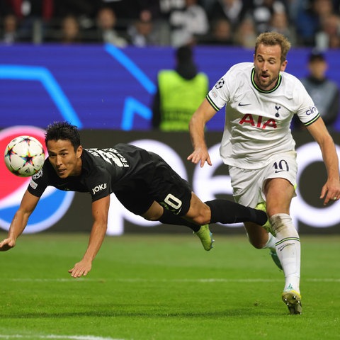 Hasebe von Eintracht Frankfurt im Duell mit Kane