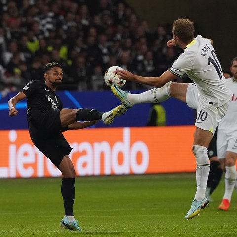 Djibril Sow von Eintracht Frankfurt im Duell mit Harry Kane