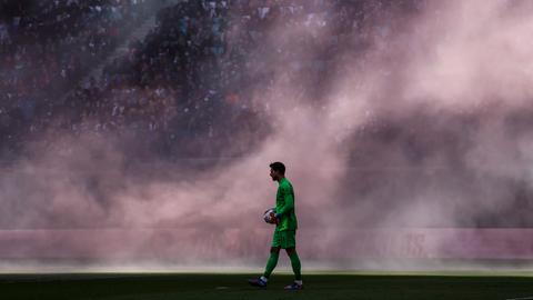 Kevin Trapp im Pyro-Nebel von Leipzig