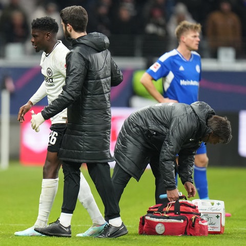 Ebimbe verlässt angeschlagen das Spielfeld.