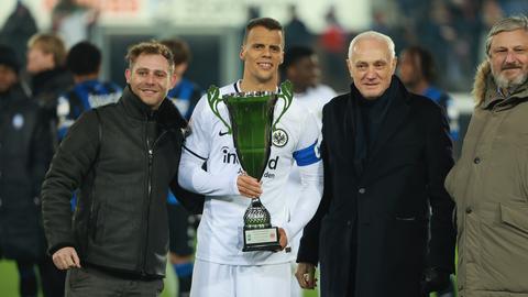 Timothy Chandler nimmt in Bergamo den Pokal entgegen.