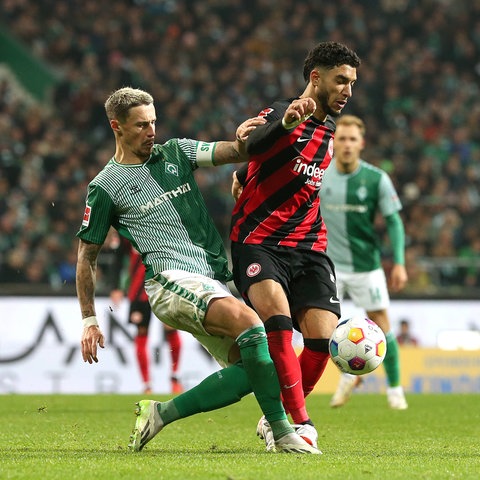 Marco Friedl (Werder Bremen) und Omar Marmoush (Eintracht Frankfurt) im Zweikampf