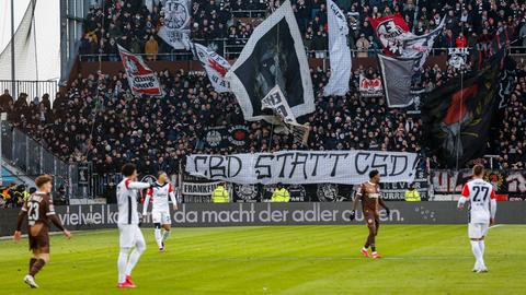 Ein Frankfurter Fan-Banner beim Spiel auf St. Pauli sorgt für Kritik.