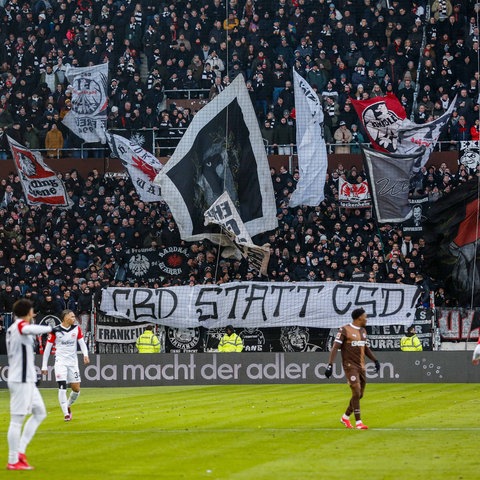 Ein Frankfurter Fan-Banner beim Spiel auf St. Pauli sorgt für Kritik.