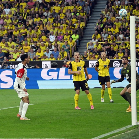 Als das Spiel in Dortmund verloren ging: Frankfurts Fares Chaibi verpasst das 1:0.