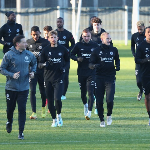 Die Eintracht-Spieler schwitzen zum Trainingsauftakt. Jetzt geht es in Dubai weiter.