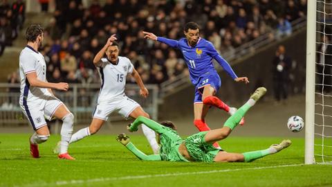 Hugo Ekitiké trifft für Frankreichs U21 gegen England.