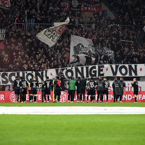 Eintracht-Fans und die Mannschaft in Mainz.