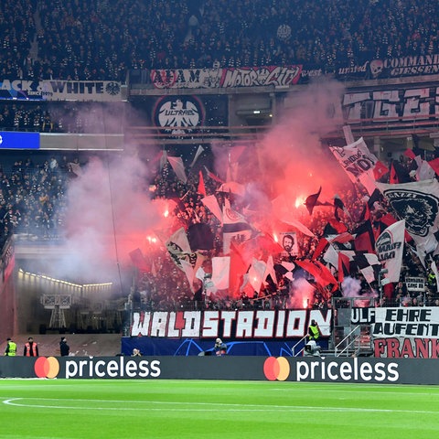 Eintracht-Fans im Spiel gegen Neapel