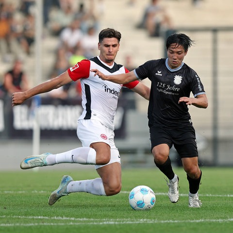 Igor Matanovic von Eintracht Frankfurt im Zweikampf mit Gwang-in Lee vom FSV Frankfurt