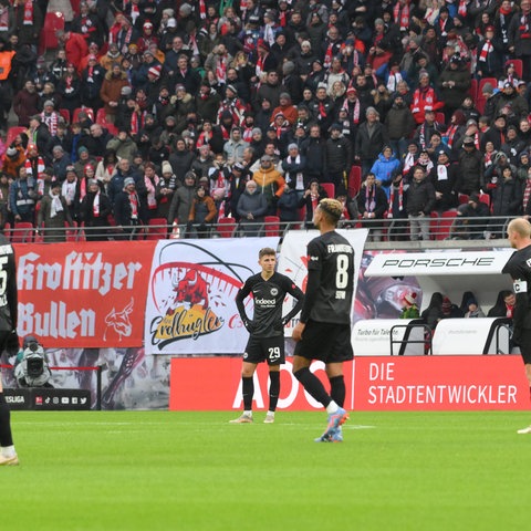 Hängende Köpfe bei Eintracht Frankfurt nach der Niederlage in Leipzig.