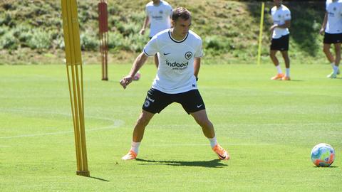 Weltmeisterliche Gefühle bei Eintracht Frankfurt. Mit Mario Götze hat Sportvorstand Markus Krösche den WM-Helden 2014 aus Eindhoven an den Main gelockt. Auf der Ferieninsel Mallorca wurde der Deal festgezurrt. Nach Stotterstart - er trainierte zunächst nur dosiert - schaltete Götze schnell einige Gänge nach oben. Als unumstrittener Leistungsträger folgte die Belohnung: Bundestrainer Hansi Flick nominierte ihn für die Winter-WM in Katar.