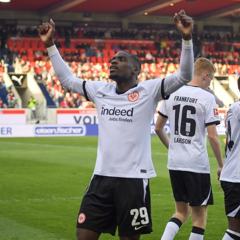 Niels Nkounkou feiert seinen Treffer in Heidenheim.