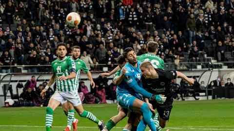 Auf dem Weg zum Europa-League-Sieg hatte die Eintracht einige Hürden zu überwinden. Gegen Real Betis hingen die Hessen vor eigenem Publikum wie ein Boxer in den Seilen. Doch dann kam der ehemalige Publikumsliebling Martin Hinteregger und brachte das Stadion in der 120. Minuten mit einem Willenstor zum Beben. Die Traumreise durch Europa nahm so ihren Anfang.