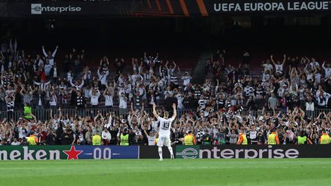 Es sind Bilder für die Ewigkeit in Barcelona. Erst zieht die Eintracht im Camp Nou nach einer historischen Partie ins Halbfinale der Europa League ein. Nach Abpfiff werden die Spieler noch lange gefeiert. Rund 30.000 Fans sollen es am Ende gewesen sein, die die "Weiße Wand" gebildet haben. Martin Hinteregger, Filip Kostic und Co. jedenfalls genießen diese Party in vollen Zügen.