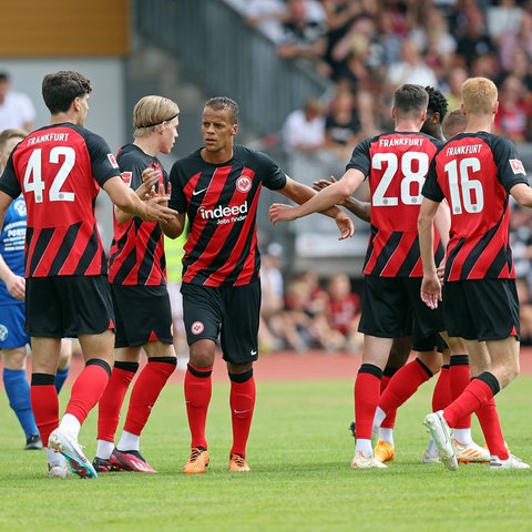 Gute Laune bei Eintracht Frankfurt nach Testspielsieg in Wetzlar.