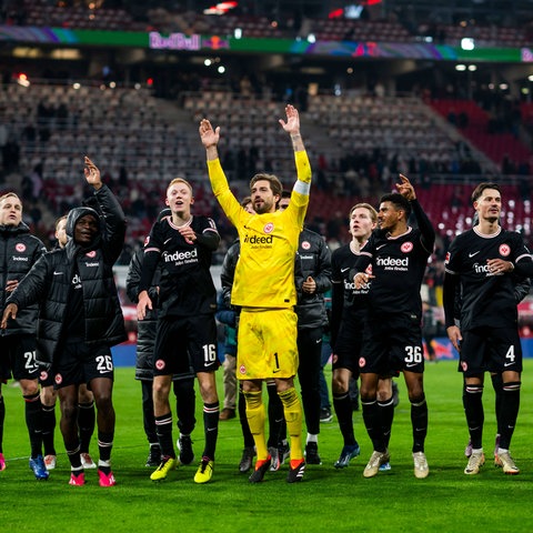 Eintracht-Spieler jubeln mit den Fans. 