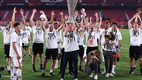 Am 18. Mai 2022 um 23:56 Uhr war es geschafft: Eintracht Frankfurt stemmte als erste deutsche Mannschaft seit 1997 den Europa-League-Titel (Vorgängerwettbewerb UEFA-Cup) in die Höhe. Rafael Borré verwandelte in der Gluthitze von Sevilla gegen die Glasgow Rangers den entscheidenden Elfmeter. Das dramatische Endspiel rundete einen historischen Moment ab. Zum zweiten Mal in der Vereinsgeschichte wurde dieser Titel gewonnen.