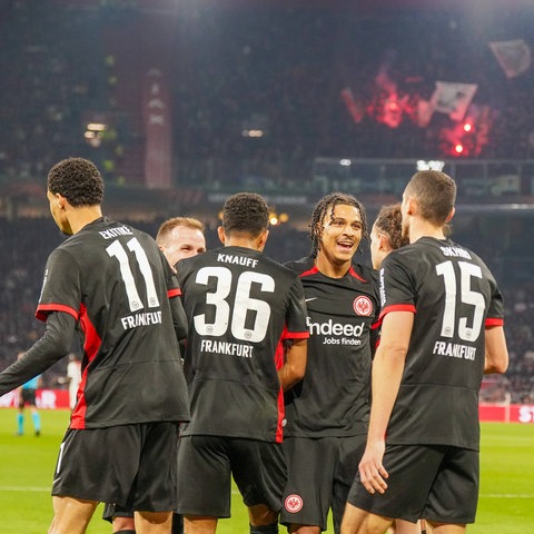 Die Eintracht-Profis jubeln.