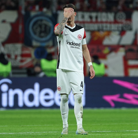 Will er sich verstecken? Robin Koch von Eintracht Frankfurt kann es nicht glauben.