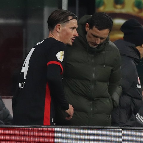 Robin Koch nach seiner Auswechslung in Leipzig mit Trainer Dino Toppmöller.