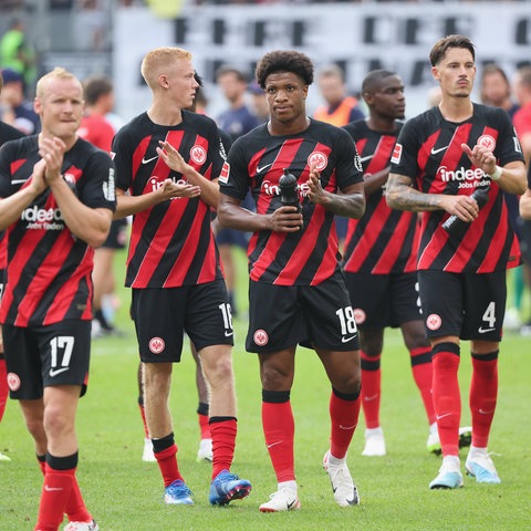 Die Eintracht-Spieler nach dem Unentschieden gegen Köln